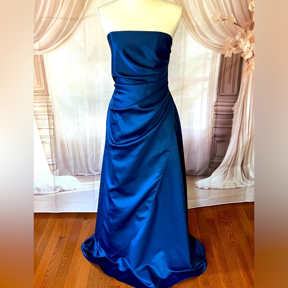 Strapless ballgown.  Navy Blue.  Size 7/8